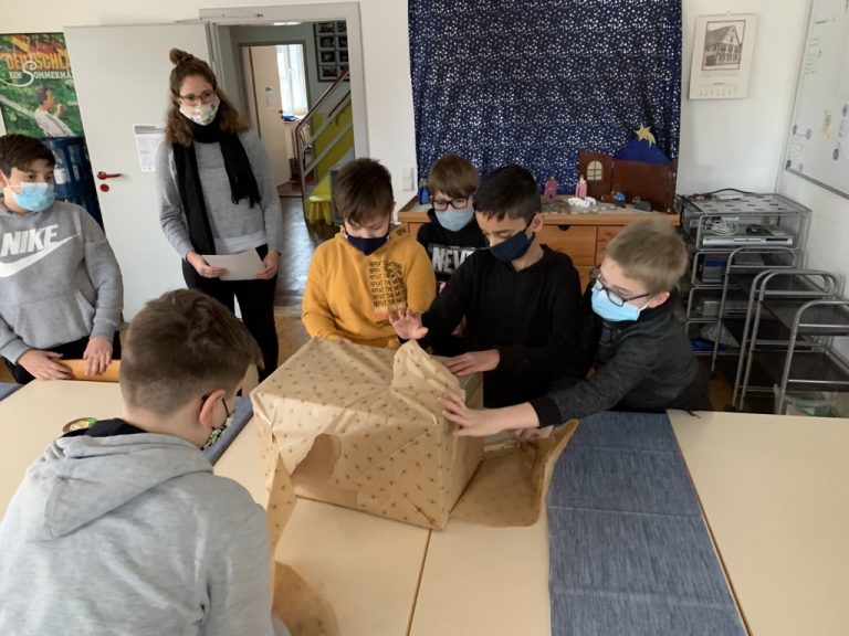 Süßer Weihnachtsgruß erfreut Kinder